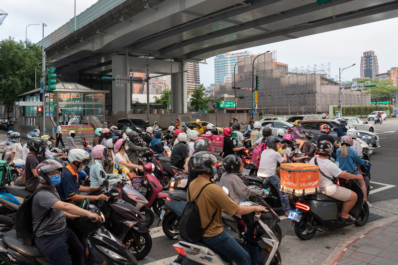 待轉區設計無法容納大量機車車流，溢出的機車會嚴重影響行人路權。圖為台北市下班尖峰時間，鄭州路塔城街口的機車待轉情形。（攝影／陳曉威）