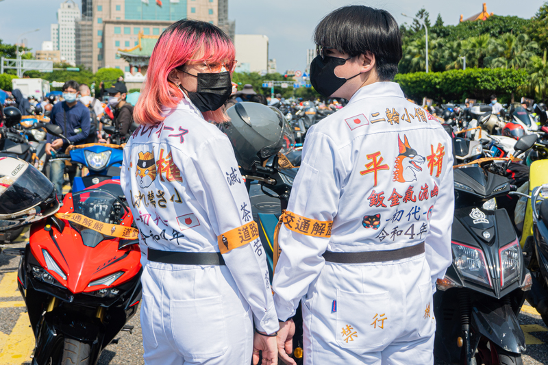 現場聚集上千人，現場也有日本暴走族裝扮的騎士特地騎車來支持道路平權訴求。（攝影／王崴漢）