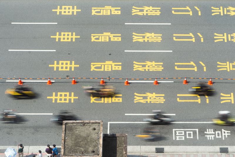 台北車站前的忠孝西路從1978年便禁行機車至今，警方今日開放外側兩車道供遊行騎士們行駛。（攝影／王崴漢）