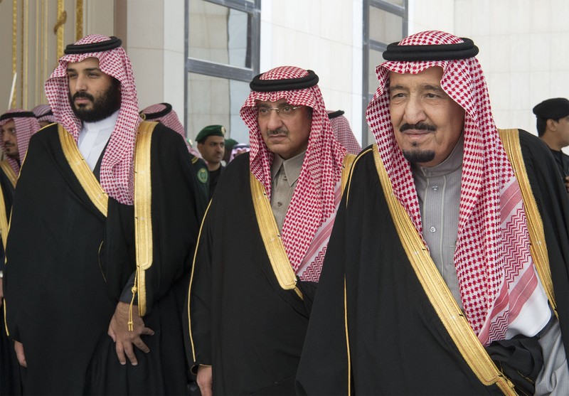 2016年12月，沙烏地的第七任國王沙爾曼（King Salman ，右）、時任王儲兼內政部長穆罕默德．本．納伊夫（Mohammad bin Nayef，中），與時任備位王儲兼國防部長的MBS（左）共同出席沙烏地協商會議開幕式。（攝影／Saudi Royal Council Handout／Anadolu Agency／Getty Images／Bandar Algaloud）