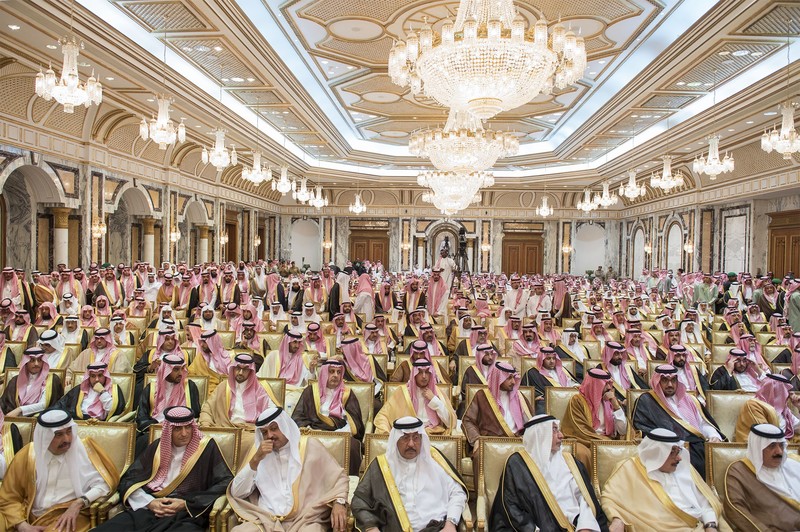 2017年6月21日，沙烏地王國的貴族成員等重要人士齊聚，參加MBS被國王沙爾曼正式任命為沙烏地阿拉伯繼位第一順位王儲的慶典。 （攝影／Saudi Royal Council Handout／Anadolu Agency／Getty Images／Bandar Algaloud）