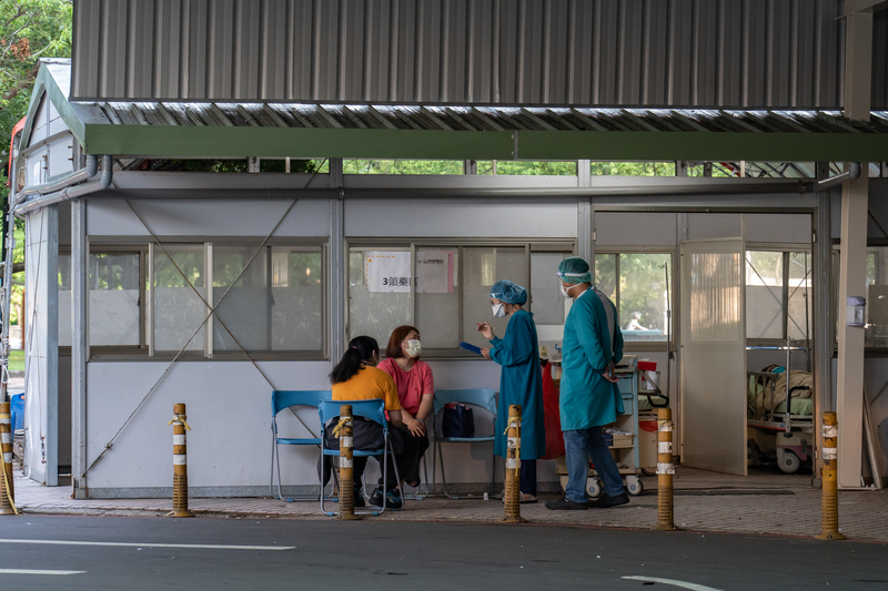 疫情爆發後，黃欣萍在醫院外頭搭起多間「組合屋」問診、篩檢，避免疑似確診的病人進到醫院內，造成病毒傳播。（攝影／陳曉威）