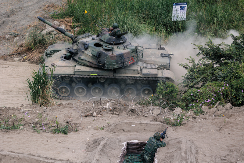 在新北八里地區執行「聯合反登陸作戰」操演中，陸戰特遣隊M60A3戰車駛出防守陣地前往灘岸接敵。（攝影／鄭宇辰）
