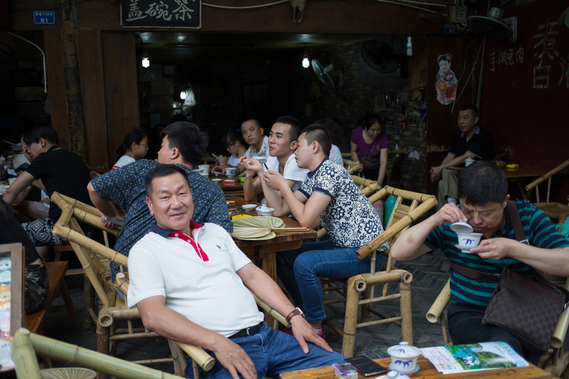 在成都街頭茶館喝茶的遊客。（攝影／Getty Images／Xiao Lu Chu）