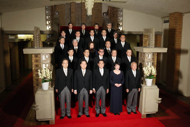 2022年8月10日，日本首相岸田文雄（前排中）率新閣員在日本首相官邸留影。前排左二為留任的外相林芳正，第二排右二則是新任防衛大臣濱田靖一。（攝影／AFP／JIJI PRESS）