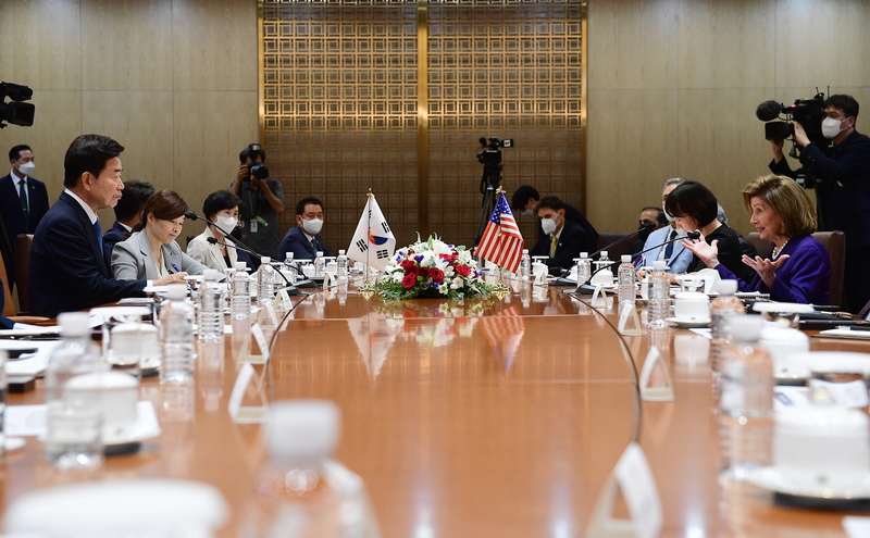 2022年8月4日，美國眾議院議長裴洛西（右）與韓國國會議長金振杓（左）於首爾進行會談。（攝影／Getty Images／POOL／Kim Min-Hee）