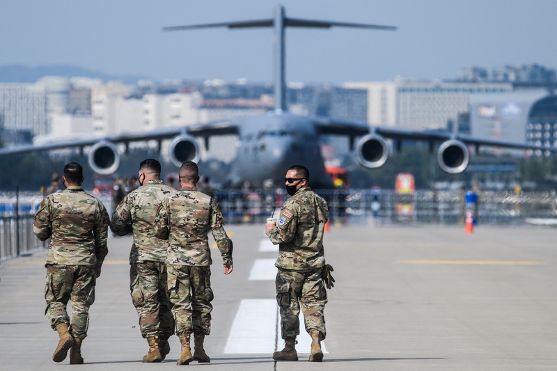 2021年10月18日，在首爾國際航空航天暨軍工業展覽會（ADEX）上，一群美國士兵正走過停機坪。（攝影／AFP／Anthony Wallace）