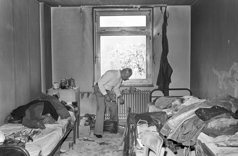 1980年8月22日，管理人員站在漢堡一間被燒毀的越南難民宿舍裡。前一天晚上由右翼極端團體「德國行動組織」策劃的縱火事件造成兩名越南人死亡。（攝影／ picture alliance via Getty Images／Lothar Heidtmann）
