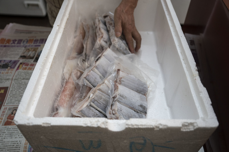 白帶魚身體細長，台灣多以切段方式販售，方便民眾煎、炸食用。（攝影／楊子磊）