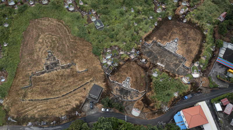 張家於台中后里區第一公墓的祖墳區,421大地震罹難者集中葬於正中間。(攝影/林彥廷)
