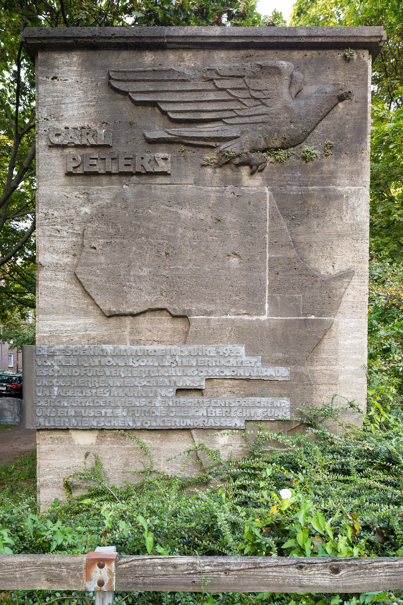 1985年增補碑文後的〈卡爾．彼得斯紀念碑〉。（影像來源／Wikimedia Commons／ChristianSchd）