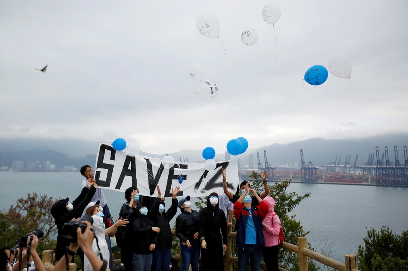 2020年11月21日，12港人的家屬們在隔海遙望深圳鹽田區的吉澳山聚集，施放寫有被拘留在彼岸的家人名字的氣球。（攝影／REUTERS／James Pomfret／達志影像）