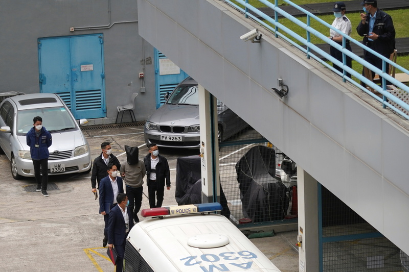 12港人其中8人被深圳法院判囚7個月，2021年3月22日刑滿回港，在天水圍警署中押送上車。（攝影／REUTERS／Lam Yik／達志影像）