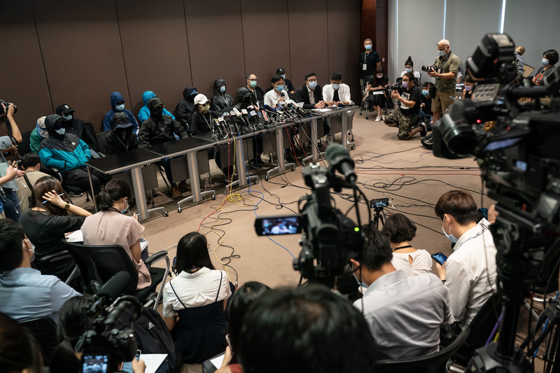 2020年9月12日，12港人的家屬們在民主派人士朱凱迪等人的陪同下，於立法會召開記者會。（攝影／Getty Images／Anthony Kwan）
