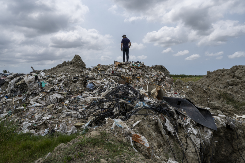 還原一場12小時內湮滅的犯罪──數萬噸廢棄物，如何悄悄埋入台糖土地深處？