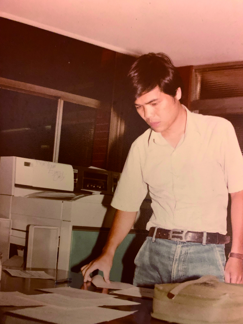 1981年，陳雨航於《工商時報》辦公室。（照片提供／陳雨航）