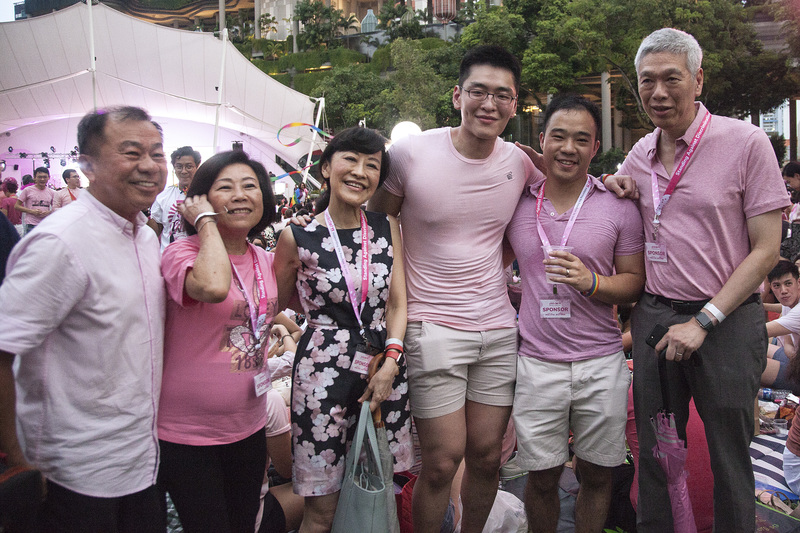 2019年6月29日，新加坡總理李顯龍的弟弟李顯揚（右1）與他的兒子李桓武（右3）及其伴侶王毅睿（右2）一起出席芳林公園的Pink Dot活動。（攝影／Getty Images／Ore Huiying）