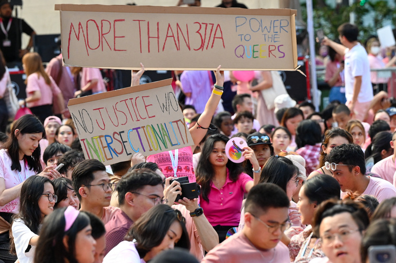 2022年6月18日，參與Pink Dot活動的民眾聚集在芳林公園。（攝影／AFP／Roslan Rahman）