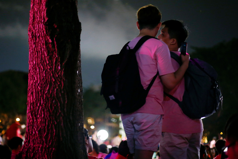 2019年6月29日，芳林公園Pink Dot活動現場的一對伴侶。（攝影／REUTERS／Feline Lim／達志影像）