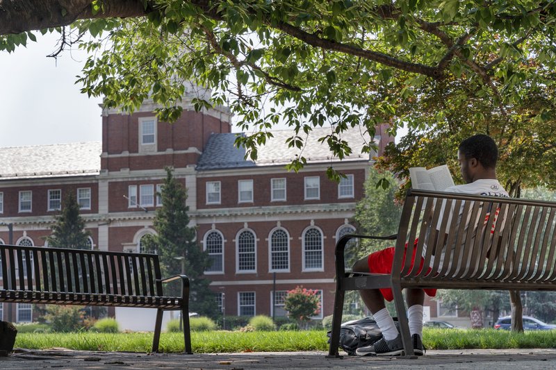 2021年7月6日，一名年輕人在華盛頓哥倫比亞特區的霍華德大學（Howard University）校園裡閱讀。（攝影／AP Photo／Jacquelyn Martin／達志影像）