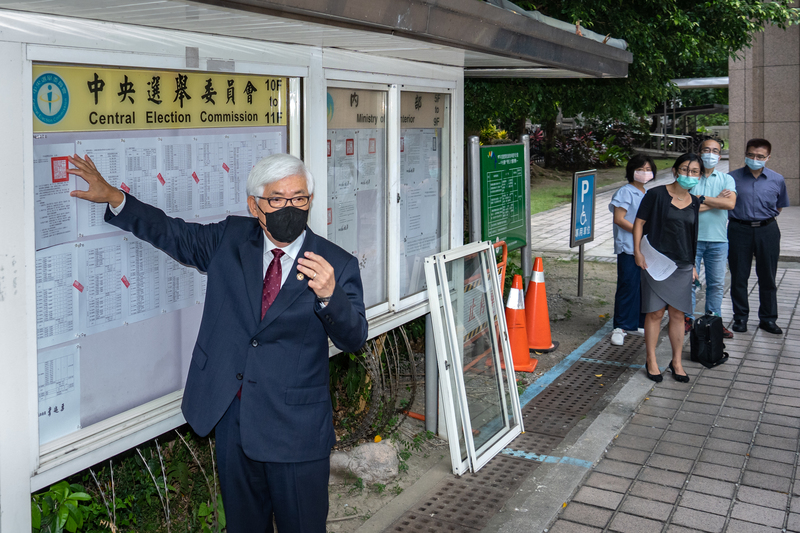 8月18日上午，中選會主任委員李進勇張貼2022年地方公職人員選舉公告。記者會上也正式宣布今年除了9種地方公職人員選舉外，還將一併進行首次修憲複決。（攝影／陳曉威）