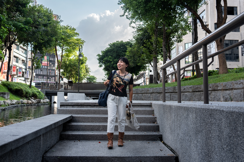 薛雅文重回在她里長任內經歷重大改變與整治的東協廣場和綠川。（攝影／陳曉威）