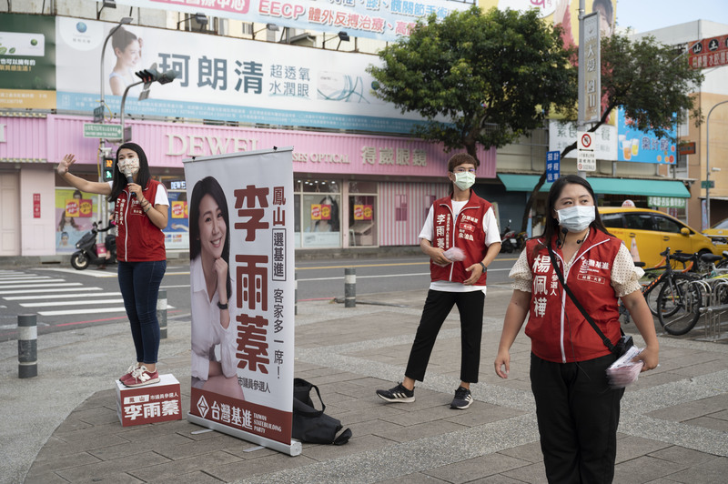 台灣基進提名的高雄市議員候選人李雨蓁，帶著移動式看板，在街頭各處進行競選宣傳並與市民互動。（攝影／楊子磊）