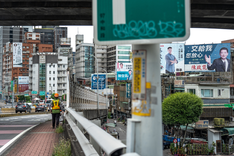 年底九合一選舉開跑，各地街道旁早已掛上各黨候選人的大型看板，然而多數小黨沒有資源，難以負擔這種宣傳規模。（攝影／陳曉威）