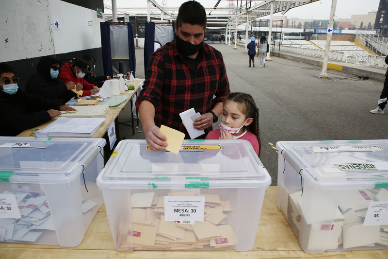 2021年5月16日，一名男子在智利聖地牙哥舉行的制憲會議名單選舉期間投票。（攝影／Getty Images／Marcelo Hernandez）