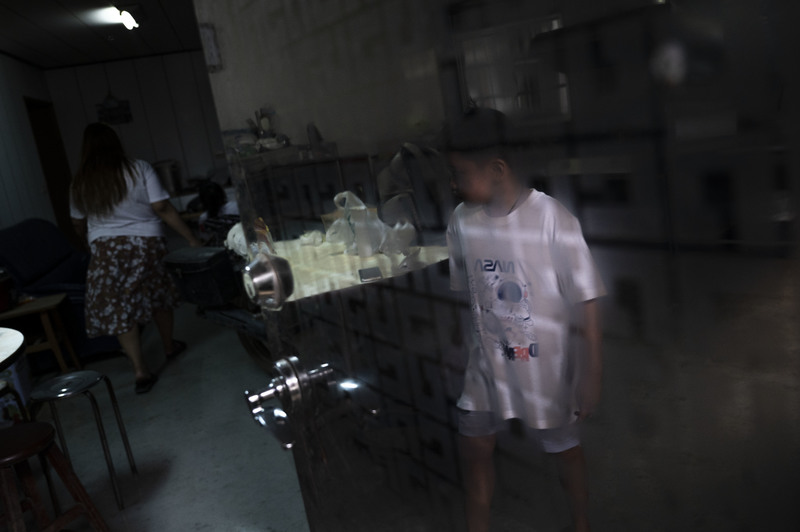 Except for the visit four years ago to Taipei for medical treatment for a broken leg, 8-year-old Yang-yang continuously lives in the galvanized metal-sheet work shed near the cabbage farm, he only interacts with his parents and the farm employer "Grandpa".(Photo Source: Yang Tze-lei)