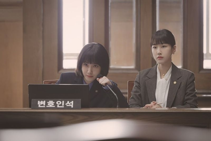 在《非常律師禹英禑》劇中，禹英禑（左）和新進律師同事，都會面臨到義務衝突所引發的內心糾葛。（圖片取自韓國ENA電視台官方IG：channel.ena.d）