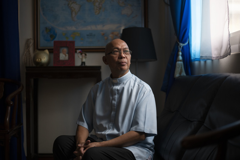 來台近20年，菲裔美籍神父Joy Tajonera切身感受移工父母來求助時的無力和痛苦，他呼籲政府應加強宣傳和落實移工的法律權益，企業也要重新看待他們對台灣經濟的貢獻。（攝影／楊子磊）