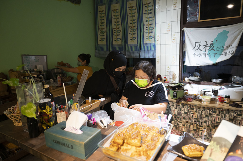 Nani（中）懷孕解約後，黃燕妮（右）開的複合式餐廳成了她暫時的避風港，可以在此打雜、賣便當貼補生活所需，店裡也有其他新住民媽媽能互相照應。（攝影／楊子磊）
