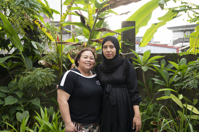 Nani（右）會叫新住民黃燕妮「姊姊」（左）。在宜蘭，她遇見了其他願意伸出援手的人，讓一度挫折的生產之路不再那麼難行。（攝影／楊子磊）