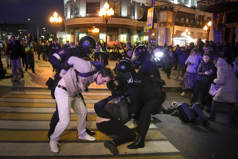 9月21日，在莫斯科的街頭，鎮暴警察拘捕抗議動員令的示威者。（攝影／AP Photo／達志影像）