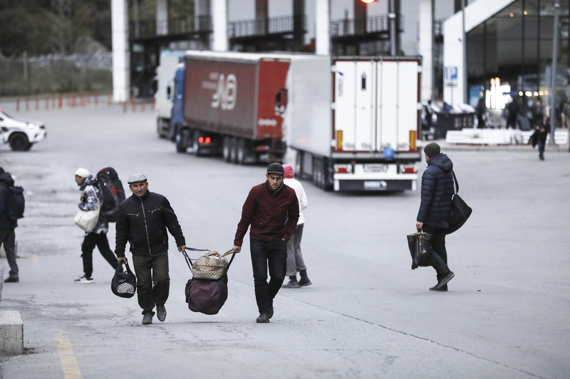 9月27日，為了躲避動員令的俄羅斯民眾，徒步通過邊境進入喬治亞共和國。（攝影／Anadolu Agency via Getty Images／Mirian Meladze）