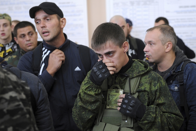 9月26日，在巴泰斯克（Bataysk）徵召中心，受召入伍的年輕人。（攝影／AP Photo, File／達志影像）