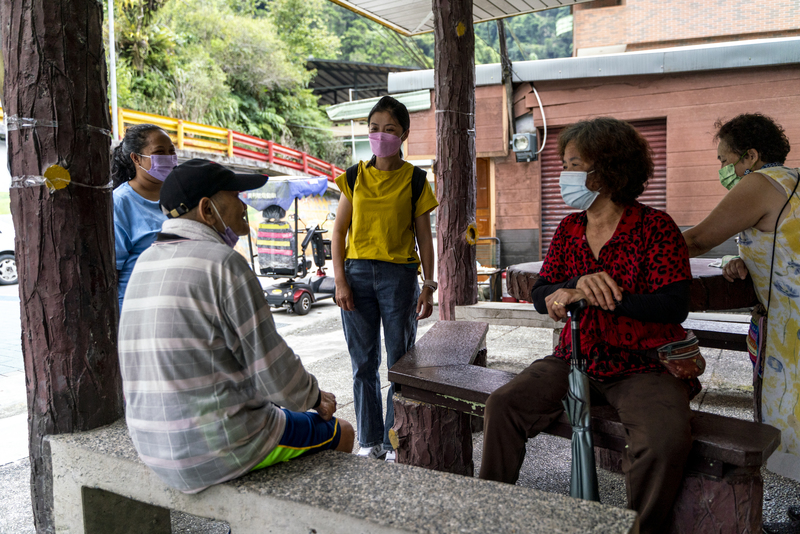 陳玫蓁（中間黃衣者）10年前在烏來蹲點3年，服務長者、並研究當地泰雅族的照顧模式，四郎・古麥（左2）就是她當時服務的個案之一。（攝影／張家瑋）