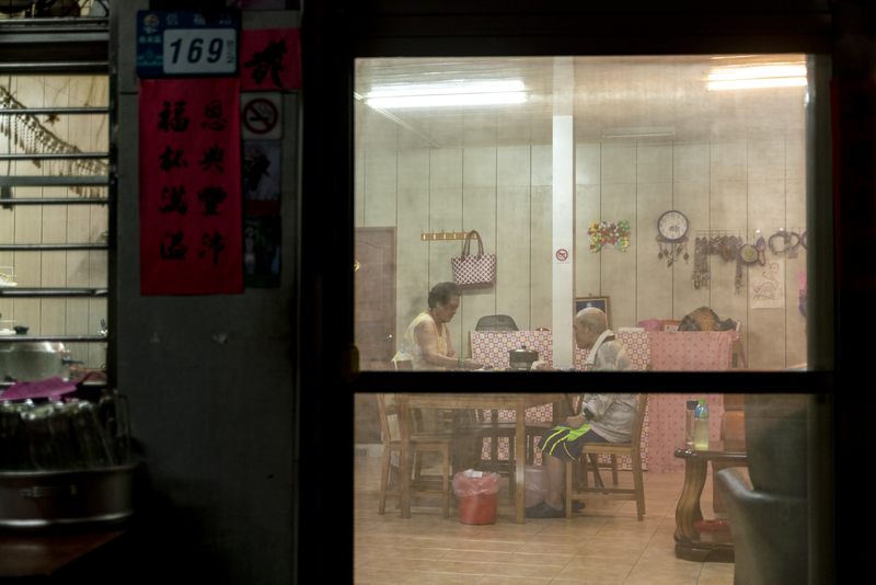 與家人同住的四郎・古麥在家中用餐。（攝影／張家瑋）