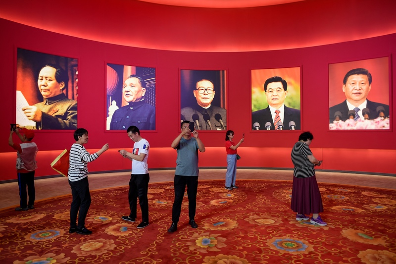 2019年9月，在北京一處紀念中華人民共和國成立70週年的展示廳內，民眾對歷任中國國家領導人的肖像拍照。（攝影／AFP／Wang Zhao）