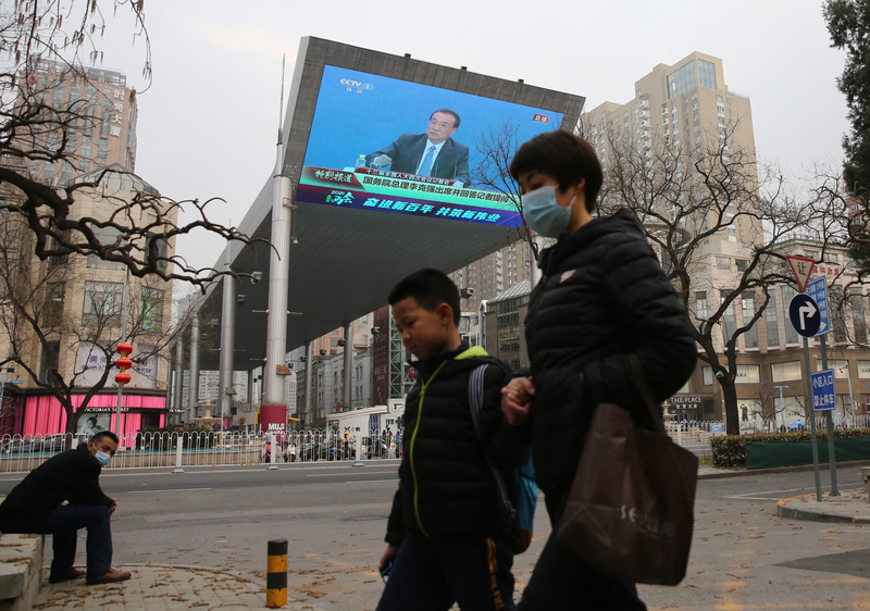 2021年3月11日，第十三屆全國人民代表大會第四次會議閉幕後，北京街頭的大型螢幕上播送總理李克強在新聞發布會上的講話。（攝影／The Yomiuri Shimbun via AFP／Koki Kataoka）