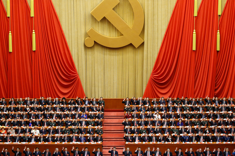 2017年10月24日，在北京人民大會堂舉行的「十九大」閉幕時，中國國家主席習近平及全體代表以舉手進行表決。（攝影／REUTERS／Thomas Peter／達志影像）