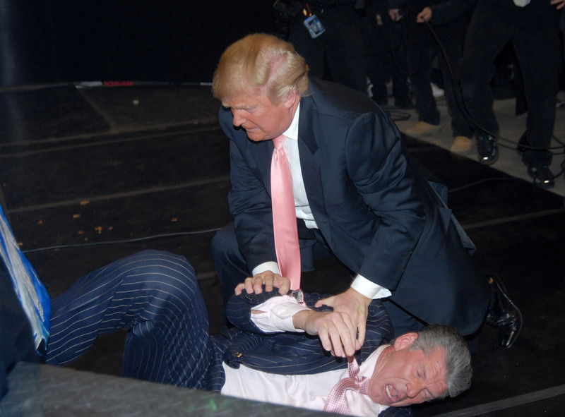 2007年4月1日，當時還是房地產大亨的川普（Donald Trump）在億萬富翁大戰的擂臺下偷襲WWF老闆小麥馬漢（Vince McMahon Jr）；臺上則是兩位代打的摔角手。這次表演刷新了該場館的觀眾人數紀錄。（攝影／Getty Images／FilmMagic／George Napolitano）