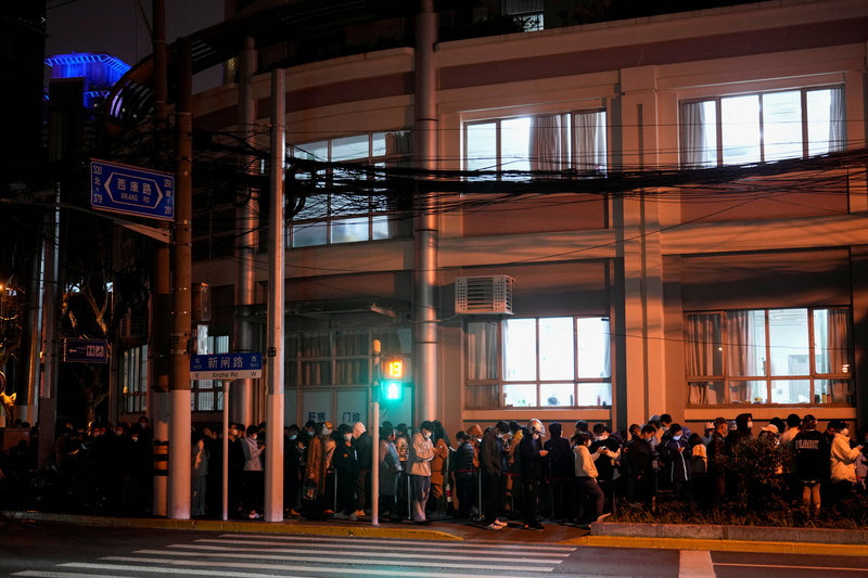 2022年3月27日，上海封城前4天，人們在醫院外的核酸檢測站排隊。（攝影／REUTERS／Aly Song／達志影像）