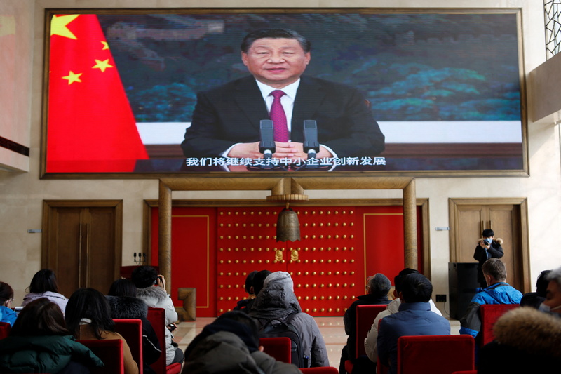 2022年2月17日，北京證券交易所的一面巨大螢幕上播放著中國國家主席習近平的談話。（攝影／REUTERS／Florence Lo／達志影像）