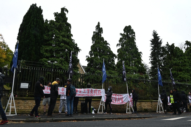 10月16日，在英港人組織「捍衛港人陣線」在曼徹斯特中國領事館外，拉起重現10月13日北京四通橋抗議字句的布條。（攝影／梁銘康）