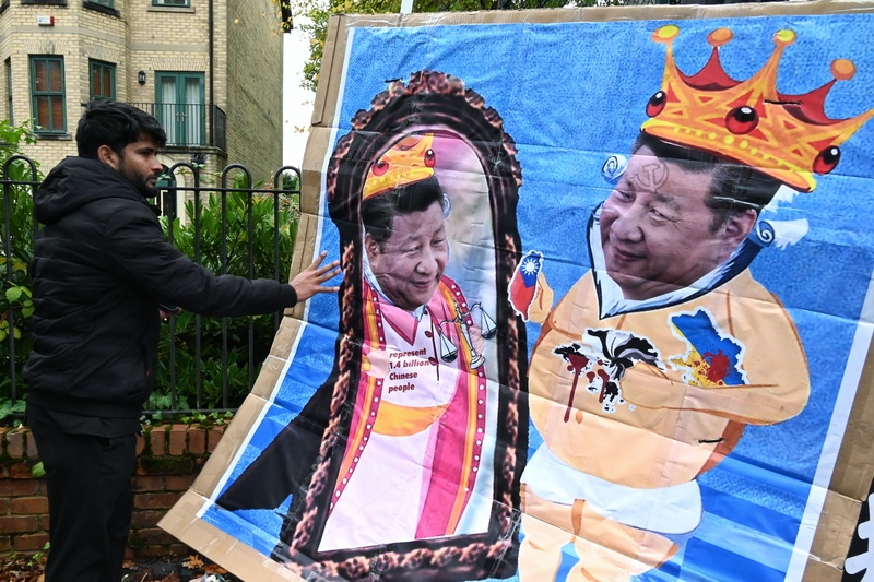 示威者製作展示的習近平拼貼畫海報引起中國領事館工作人員的關切，南亞裔保全表示領事館要求一定要撤除。（攝影／梁銘康）