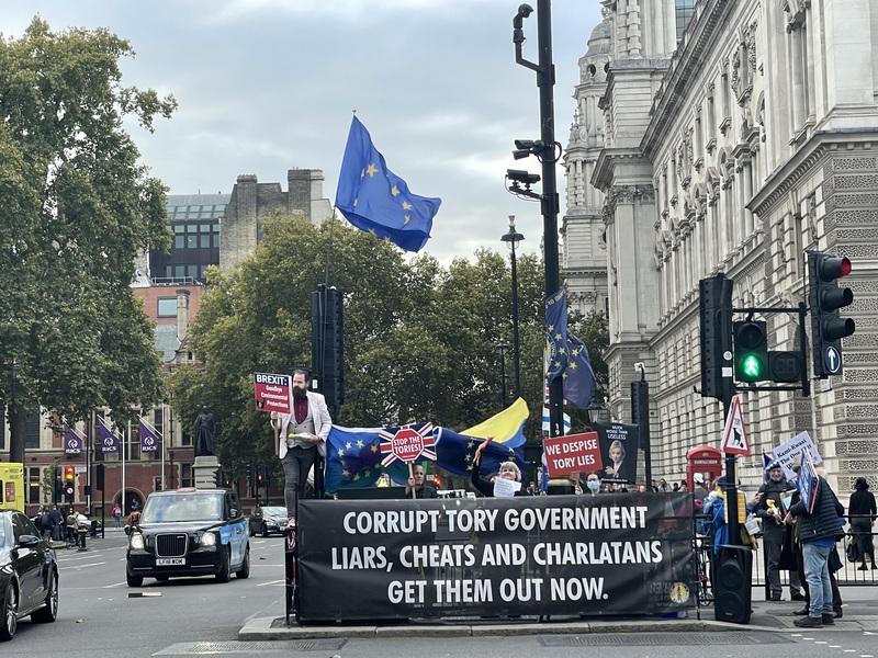 19日當天，在英國議會周邊，就聚集了約10個的大小抗議活動。此為英國議會前不滿保守黨執政，以及抗議能源飆漲。英國街頭上常上演的抗議日常。（攝影／洪雅芳）