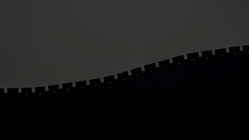 霧霾中的一段長城。（攝影／Corbis via Getty Images／Orjan F. Ellingvag）