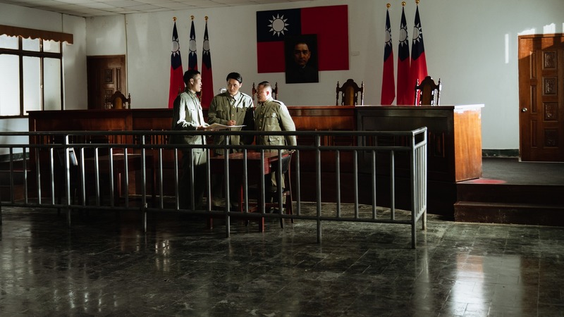 《流麻溝十五號》呈現了當時軍法官接到蔣介石的手令批示後，揣測上意、幾度思量的情節。（劇照取自湠臺灣電影粉絲專頁）